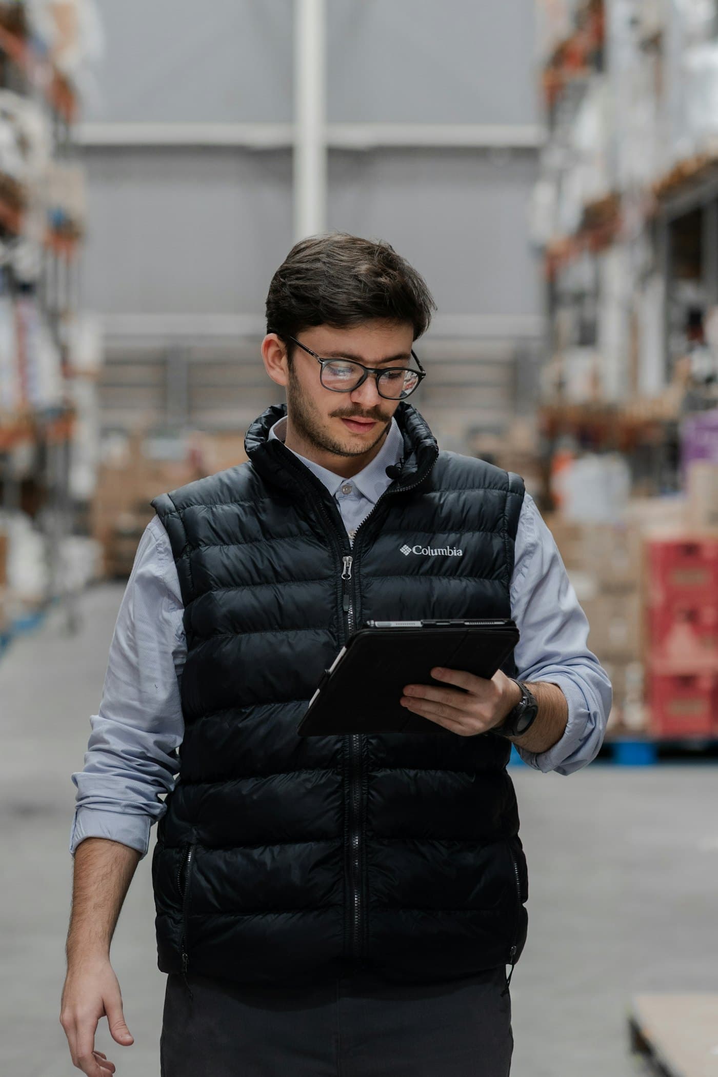 Encargado de bodega revisando los pedidos en una tableta