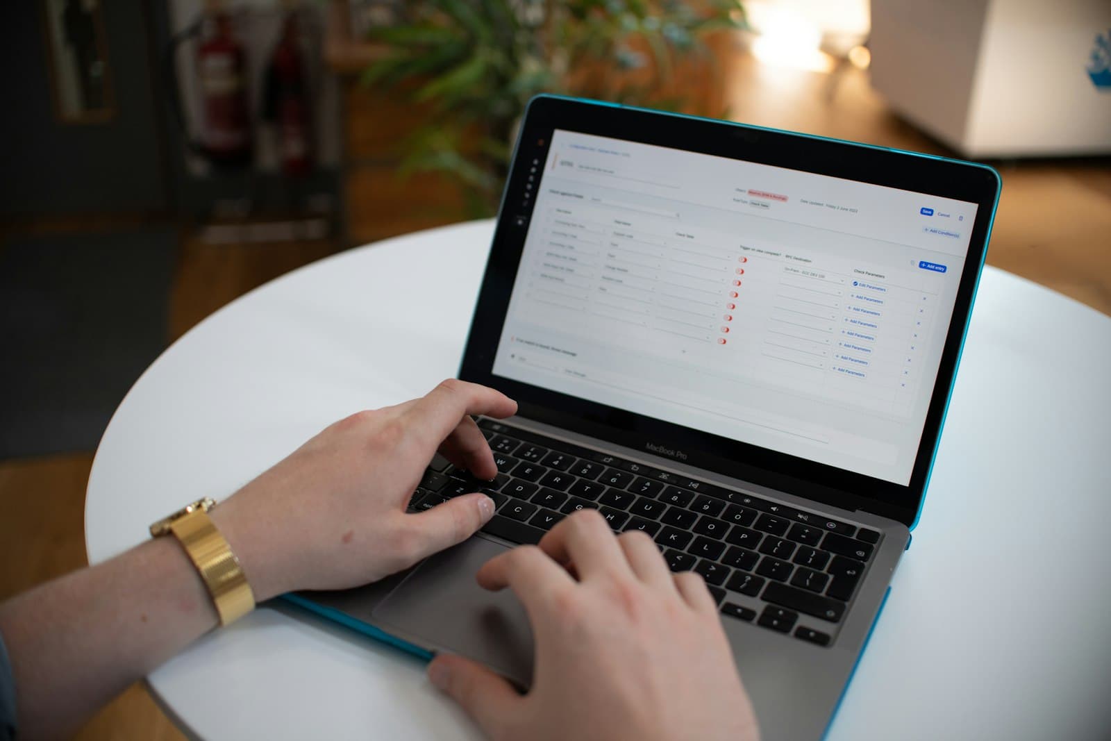 Persona trabajando con datos en un computador