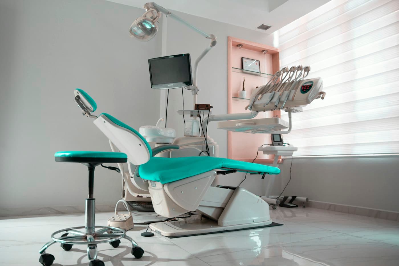 Sillón odontológico y monitor en un consultorio